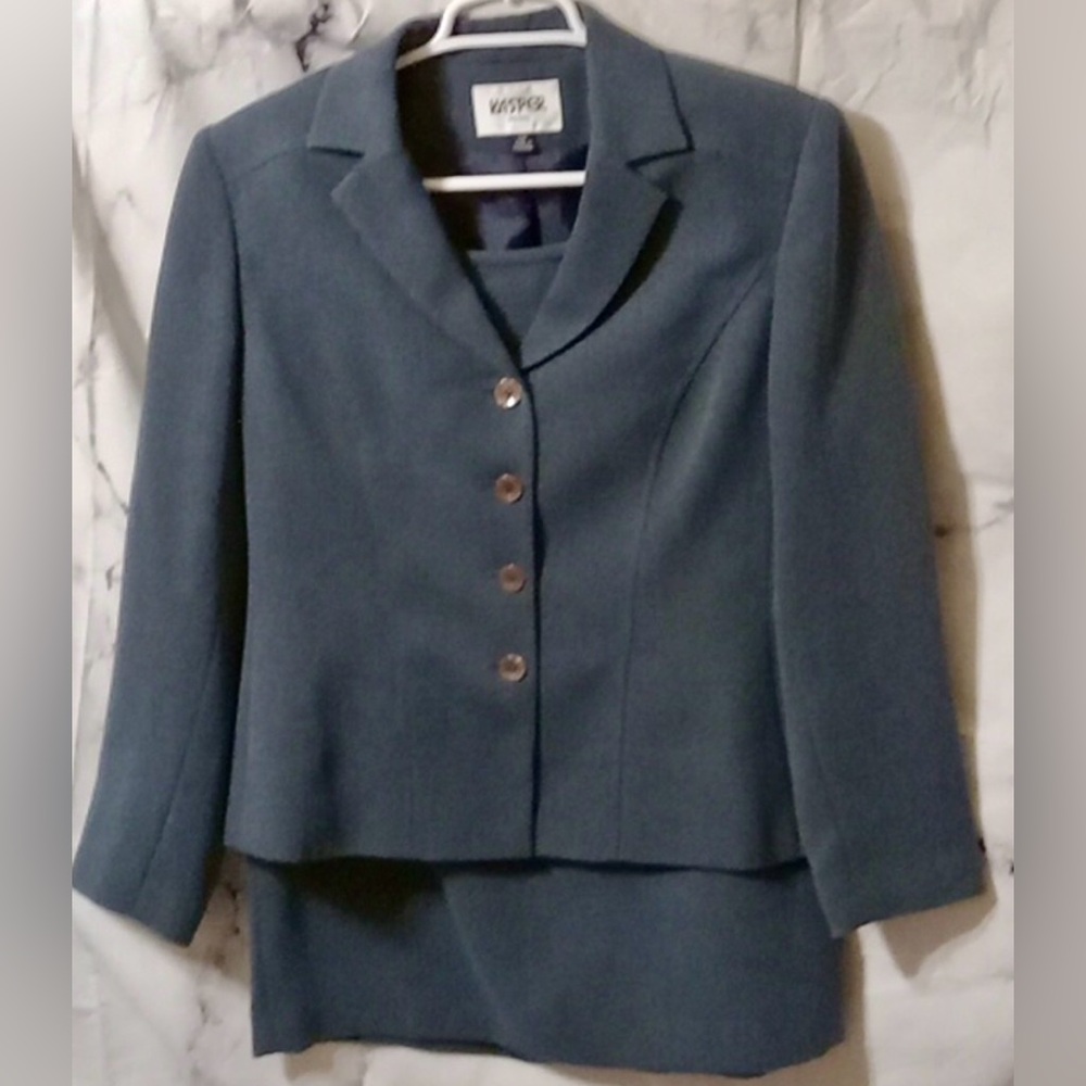Kasper 12 petite Teal 2 piece suit.  EUC with jacket and skirt.
